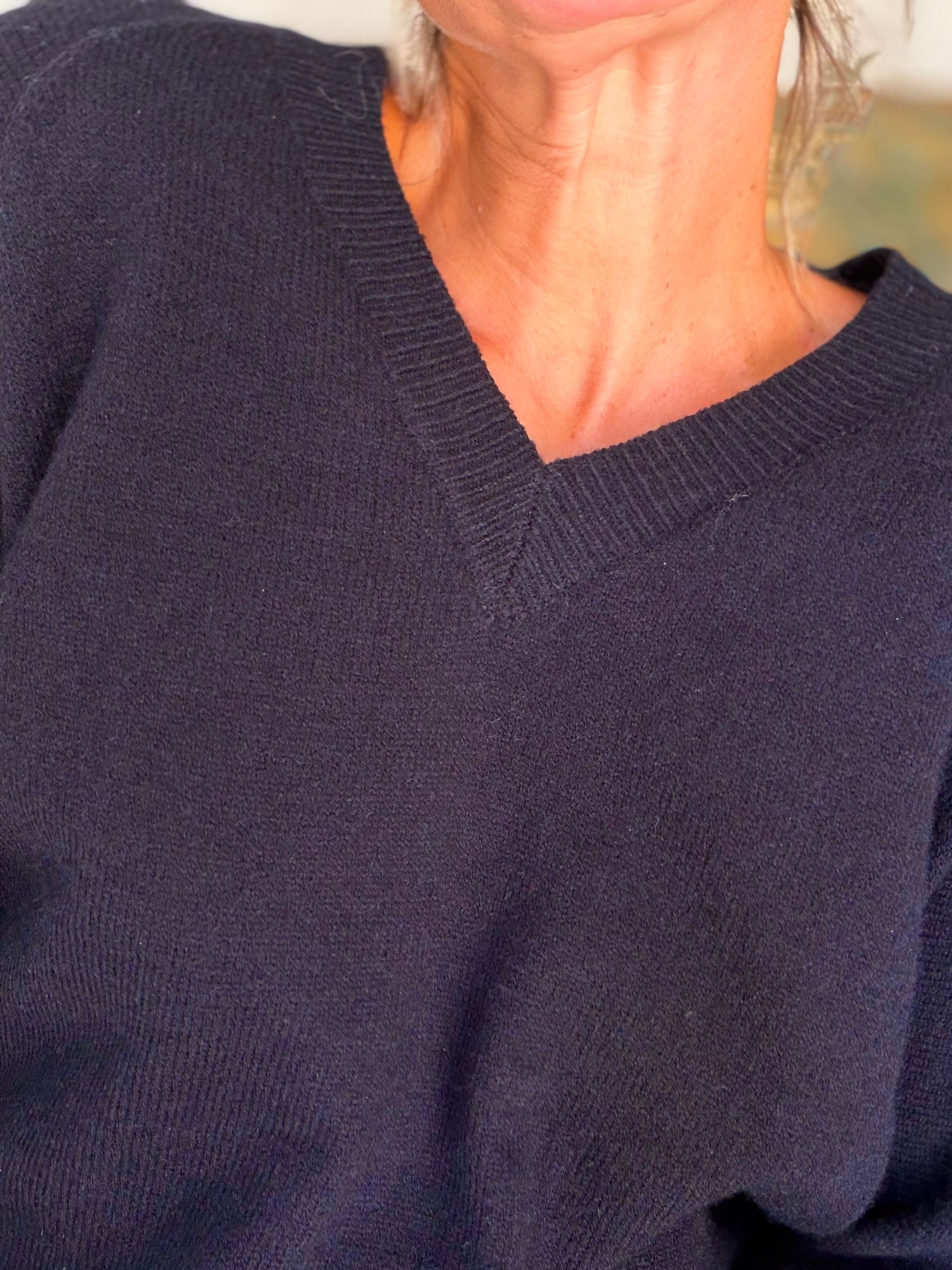Pull épais avec bandes colorées, col V - RAINBOW 🌈 Noir - Winter 2026