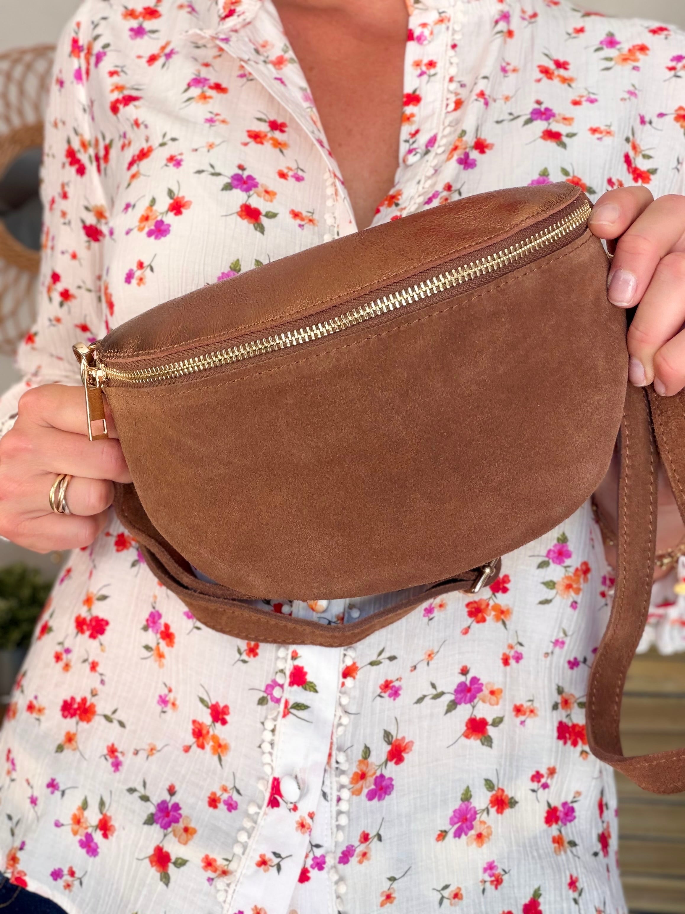 Sac banane M bi-matière en cuir irisé et velours 24cm - POLLY- Choco/Bronze