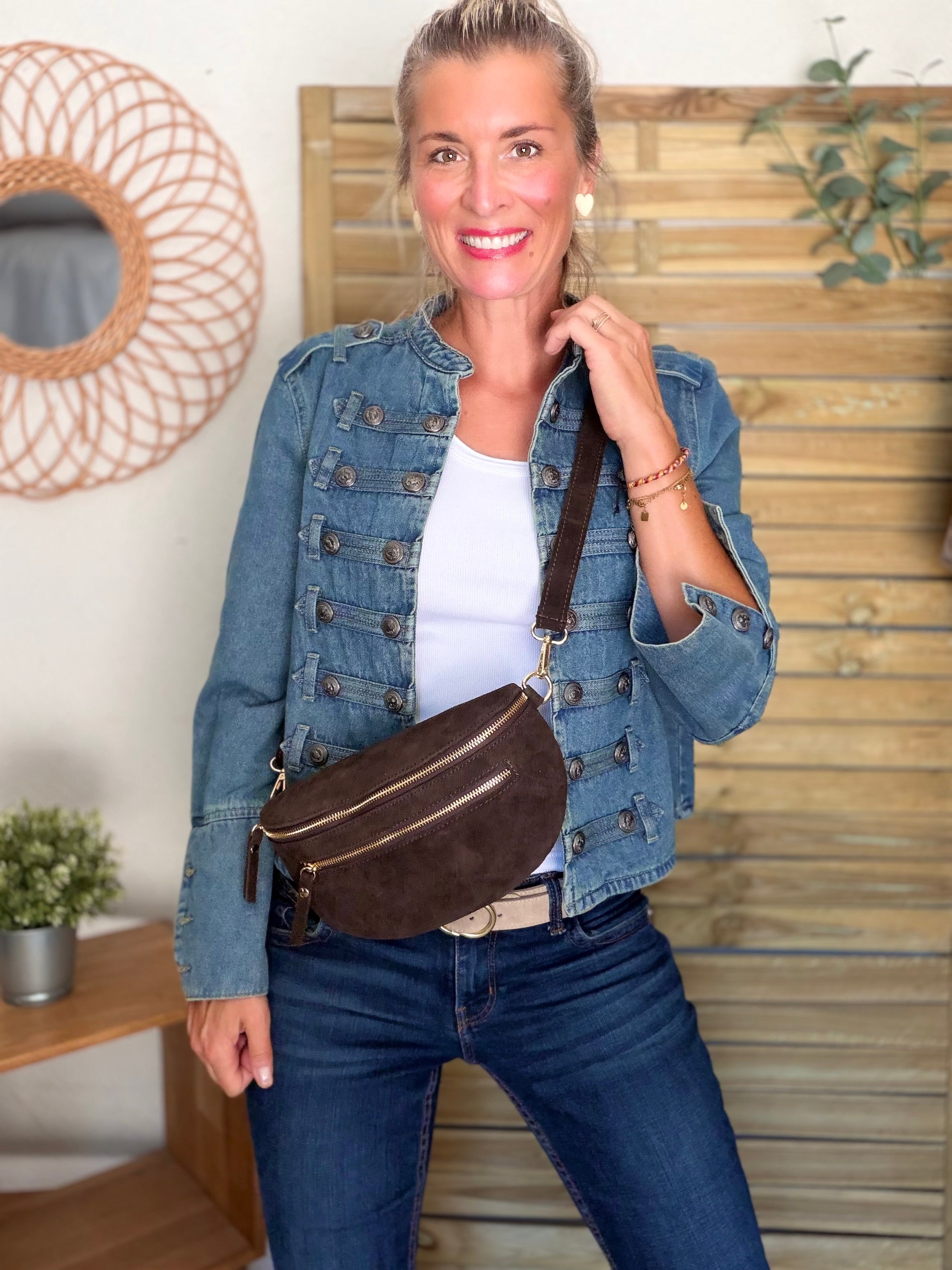 Sac banane en croûte de cuir + poche avant ALISON - Chocolat