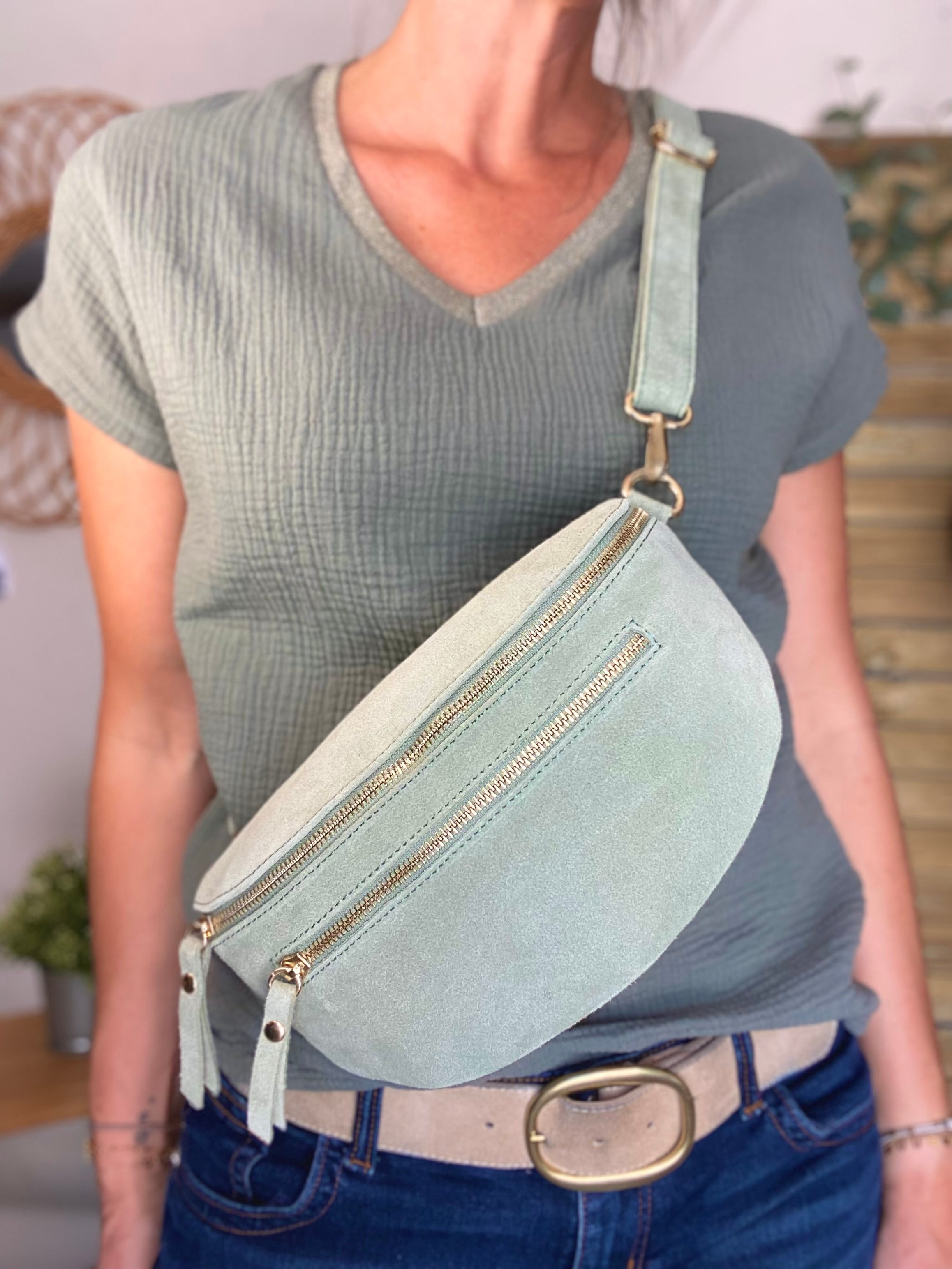 Sac banane en croûte de cuir + poche avant ALISON - Vert d’eau