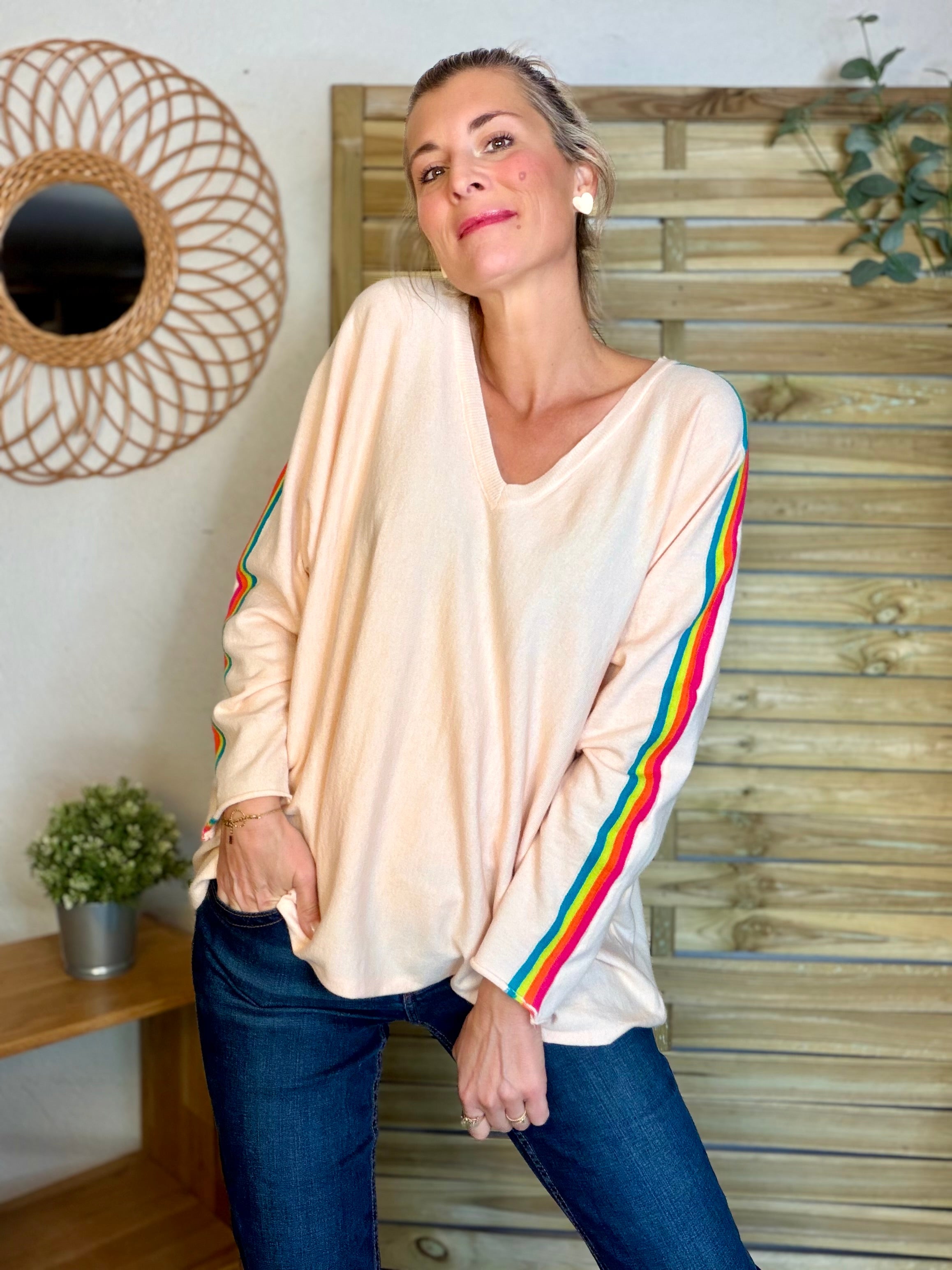 Pull fin avec bandes colorées, col V - RAINBOW OVERSIZE 🌈 Rose orangé