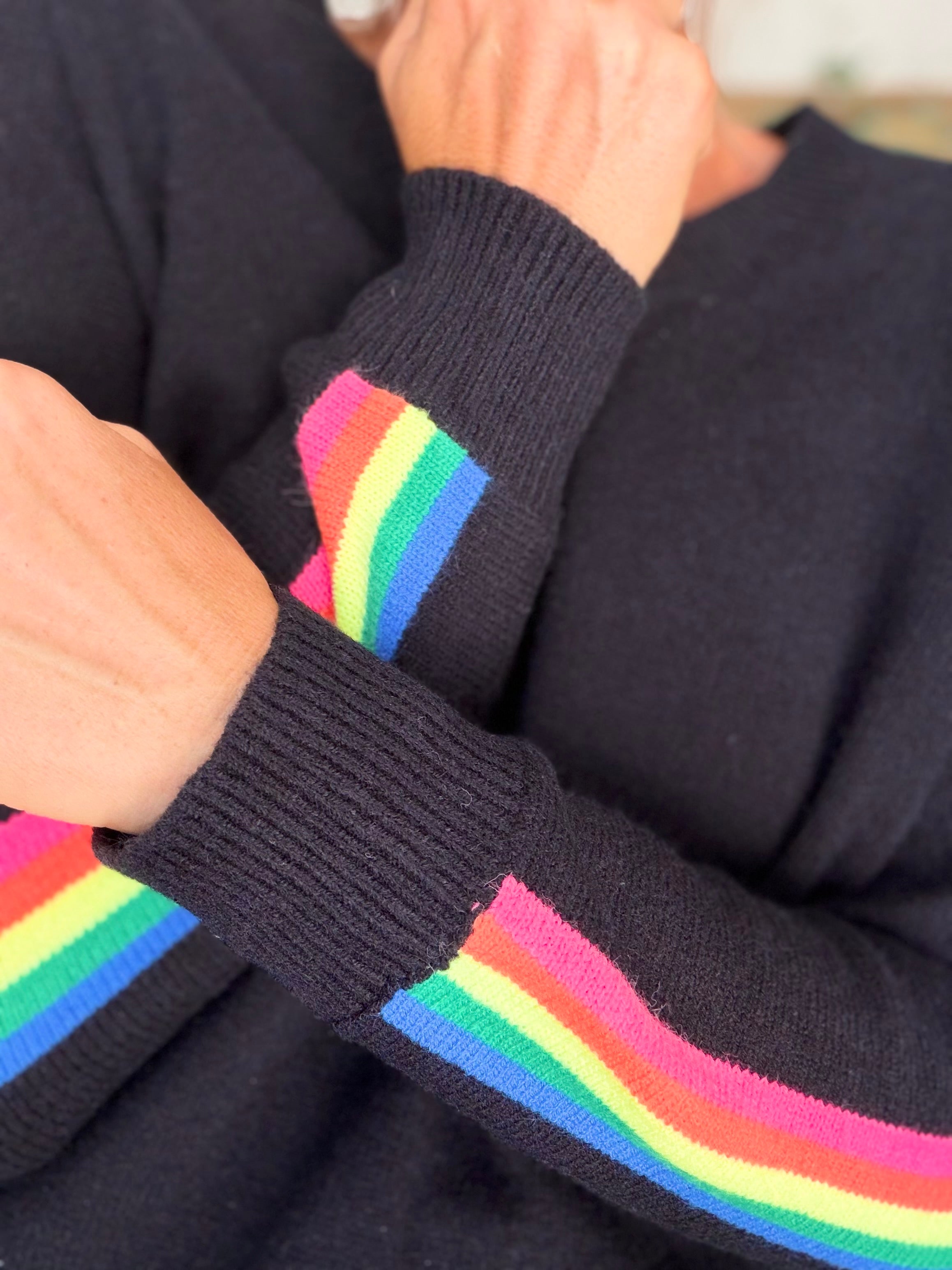 Pull épais avec bandes colorées, col V - RAINBOW 🌈 Noir - Winter 2026