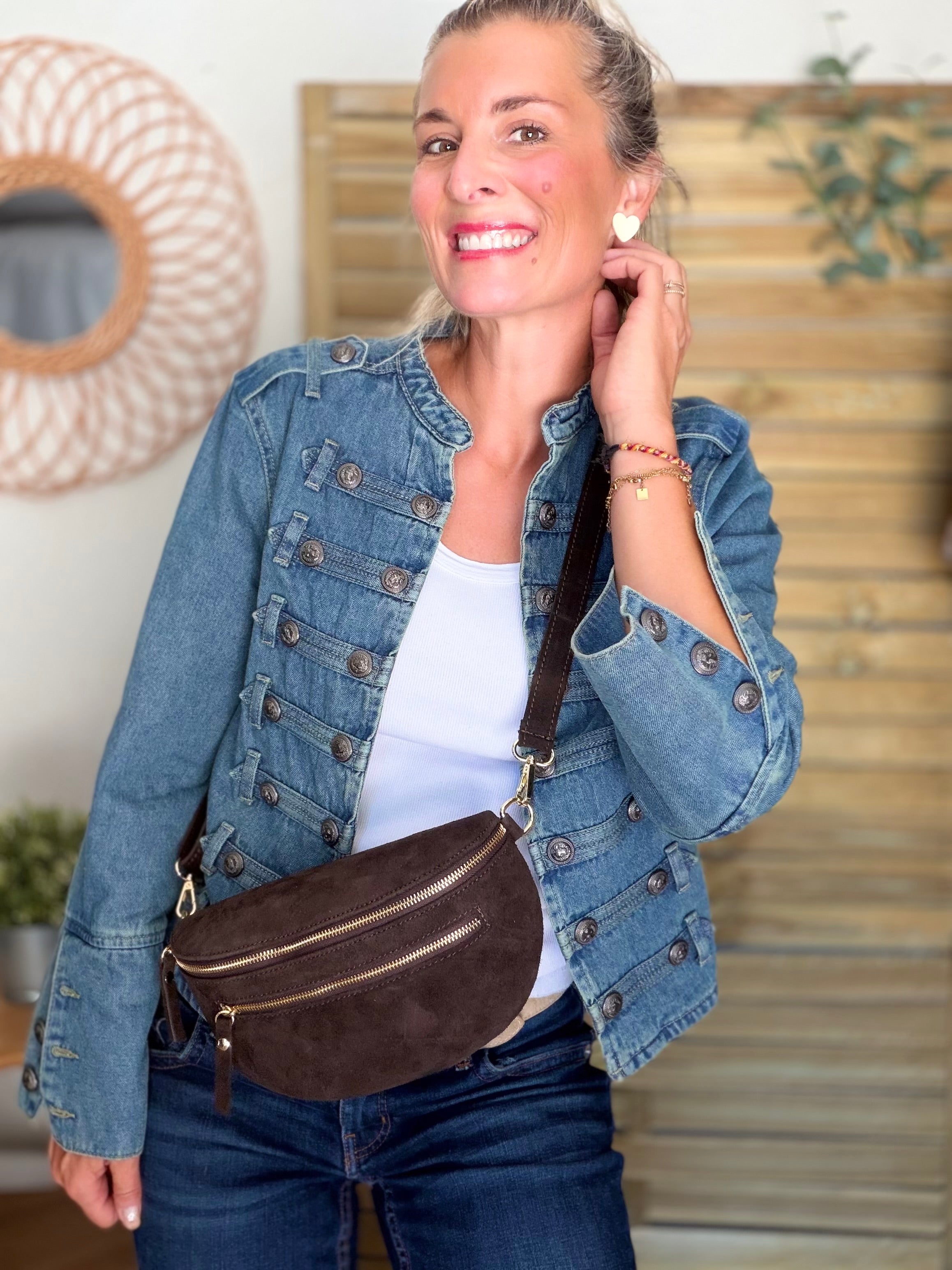 Sac banane en croûte de cuir + poche avant ALISON - Chocolat