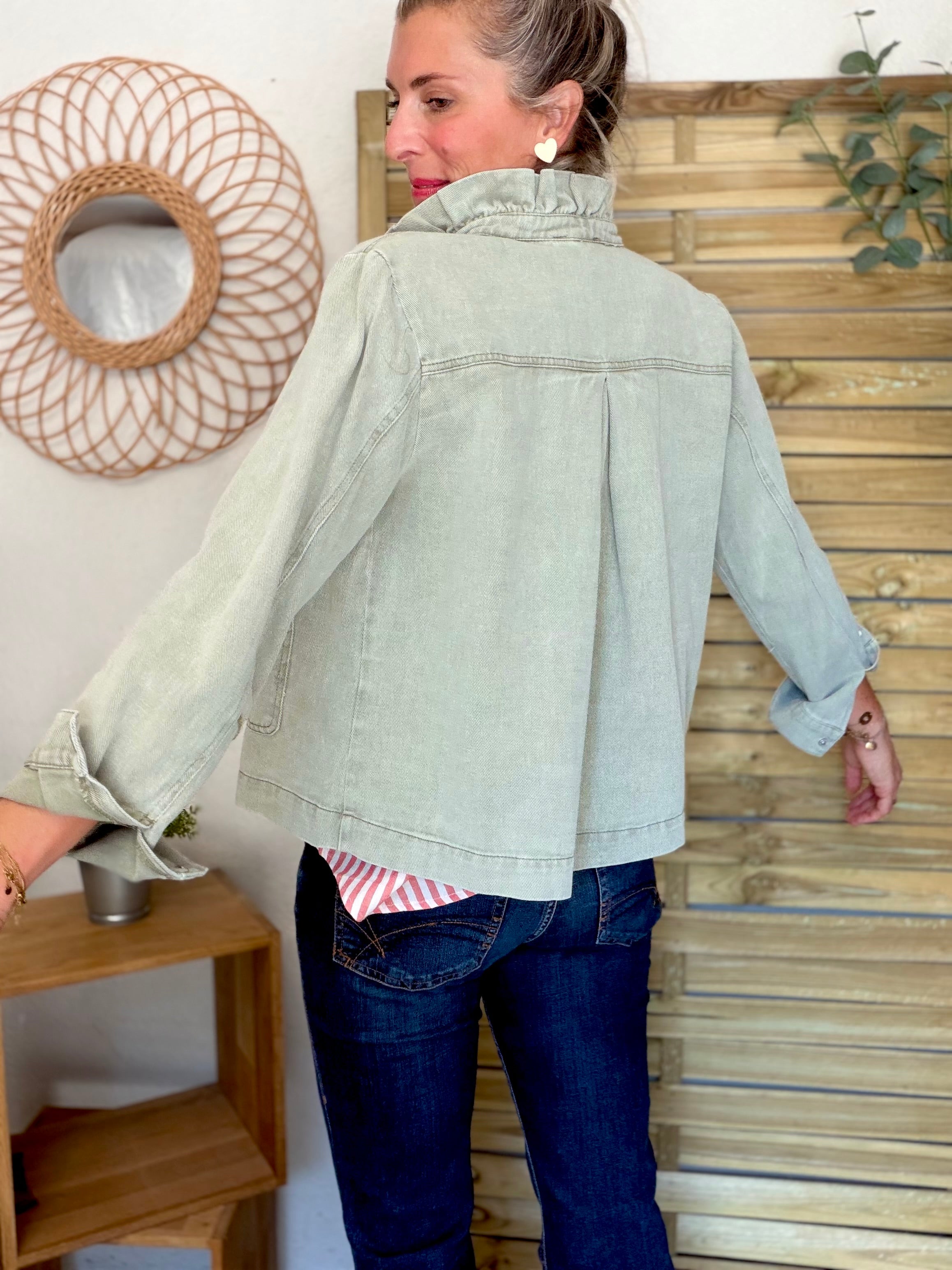 Veste courte légère col volanté JUNE - Kaki clair