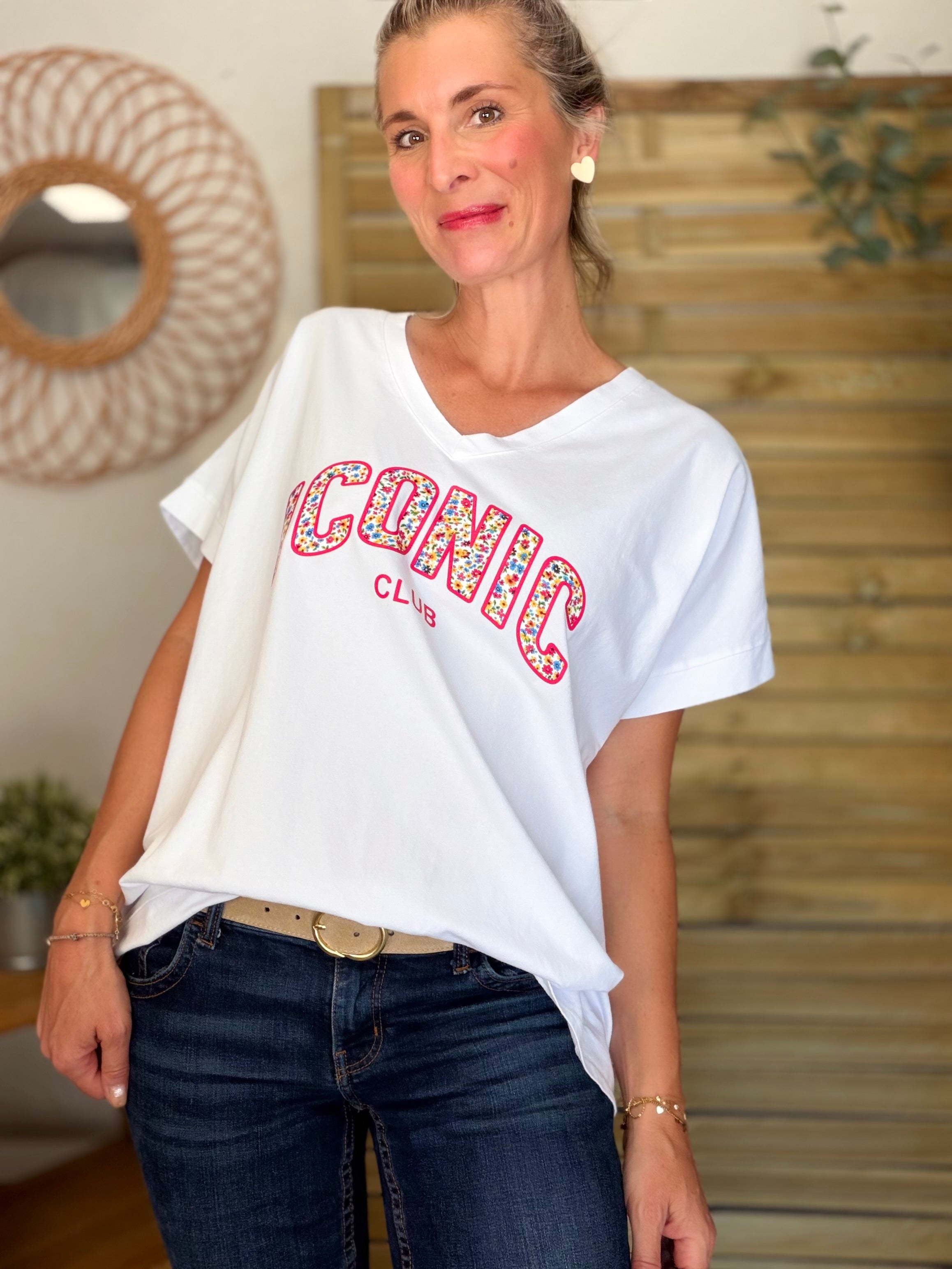 Tee shirt col V ICONIC club fleuri oversized MILA Blanc