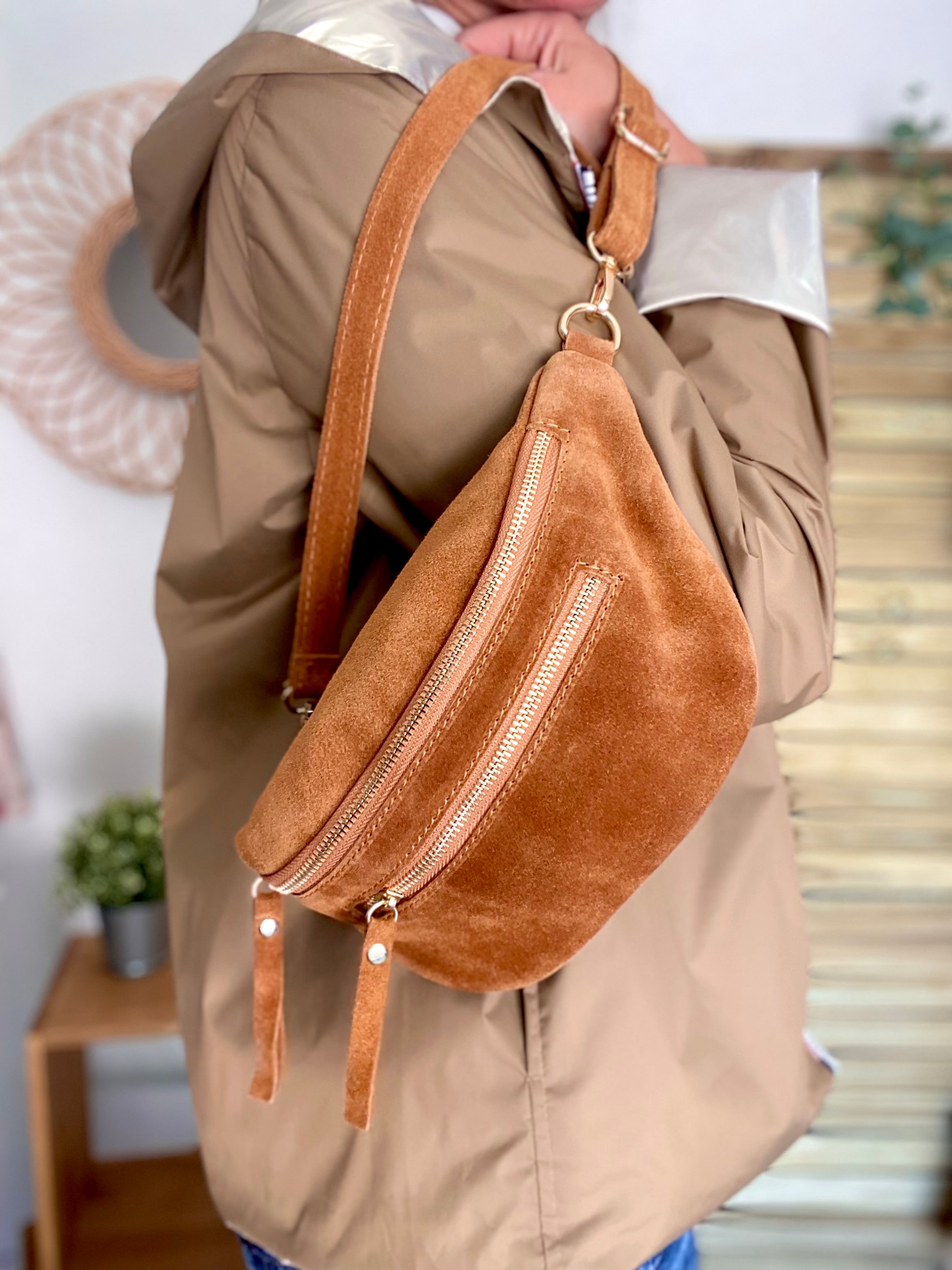 Sac banane avec poche avant, en cuir daim HOLLY - Camel