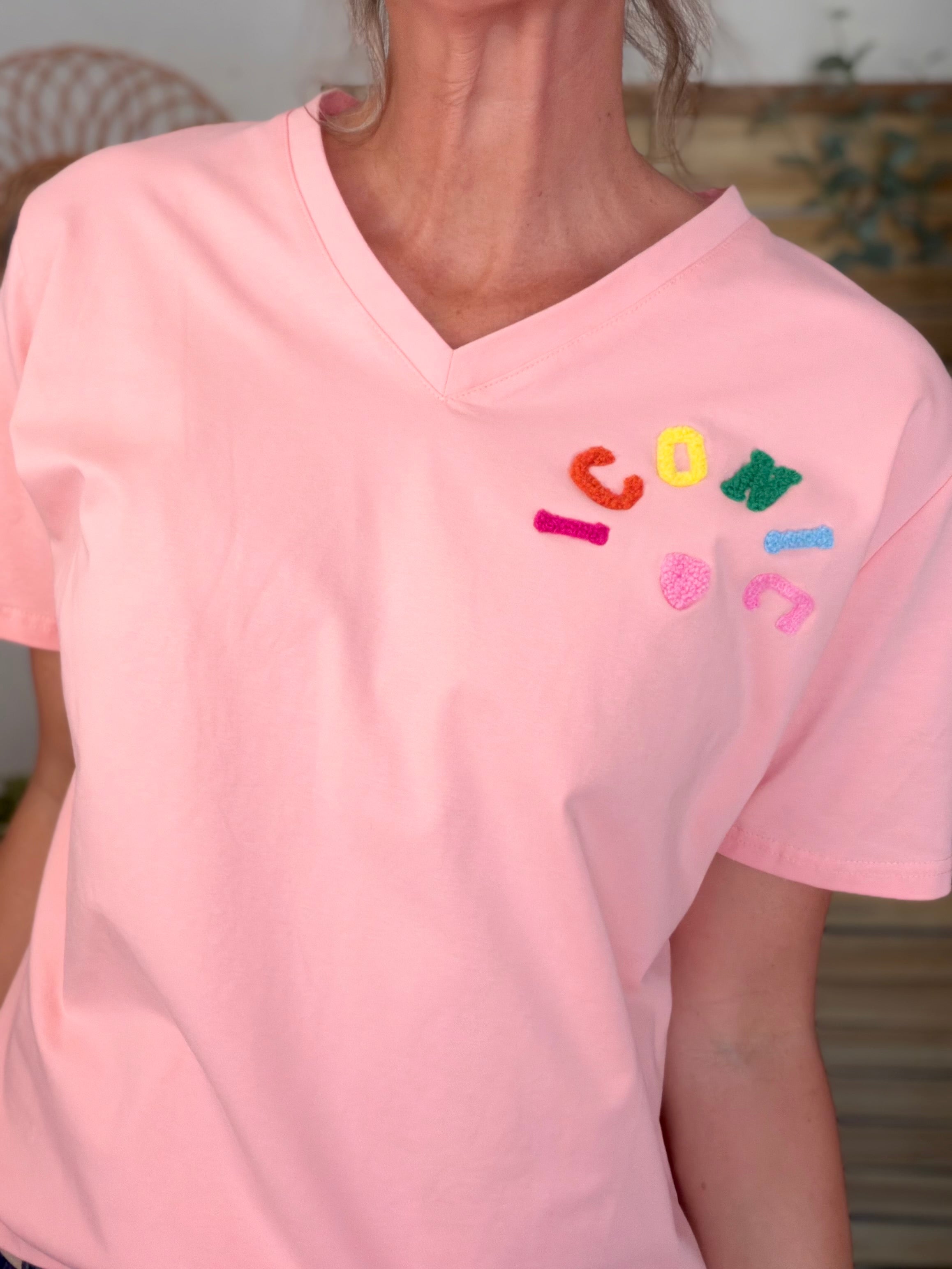 Tee shirt col V ICONIC club multicolore CARO - Rose clair