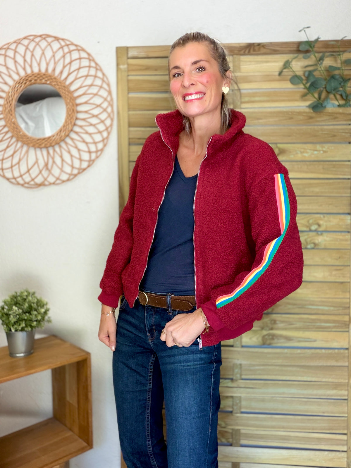 Veste Sherpa zippée bandes Arc-en-ciel CORALIE Bordeaux 🌈