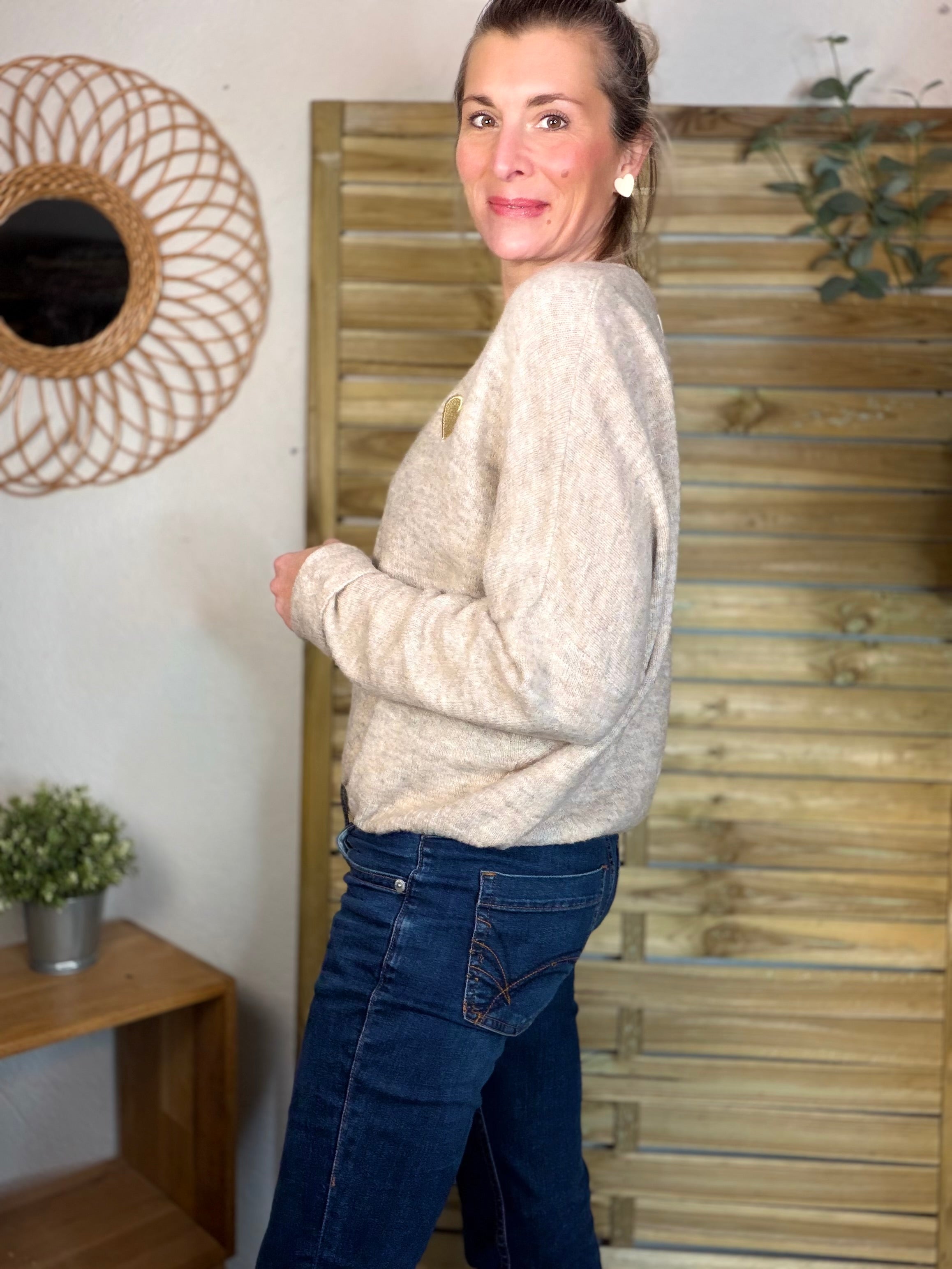 Pull léger en maille col V cœur doré brodé 💛 MELINA - beige chiné