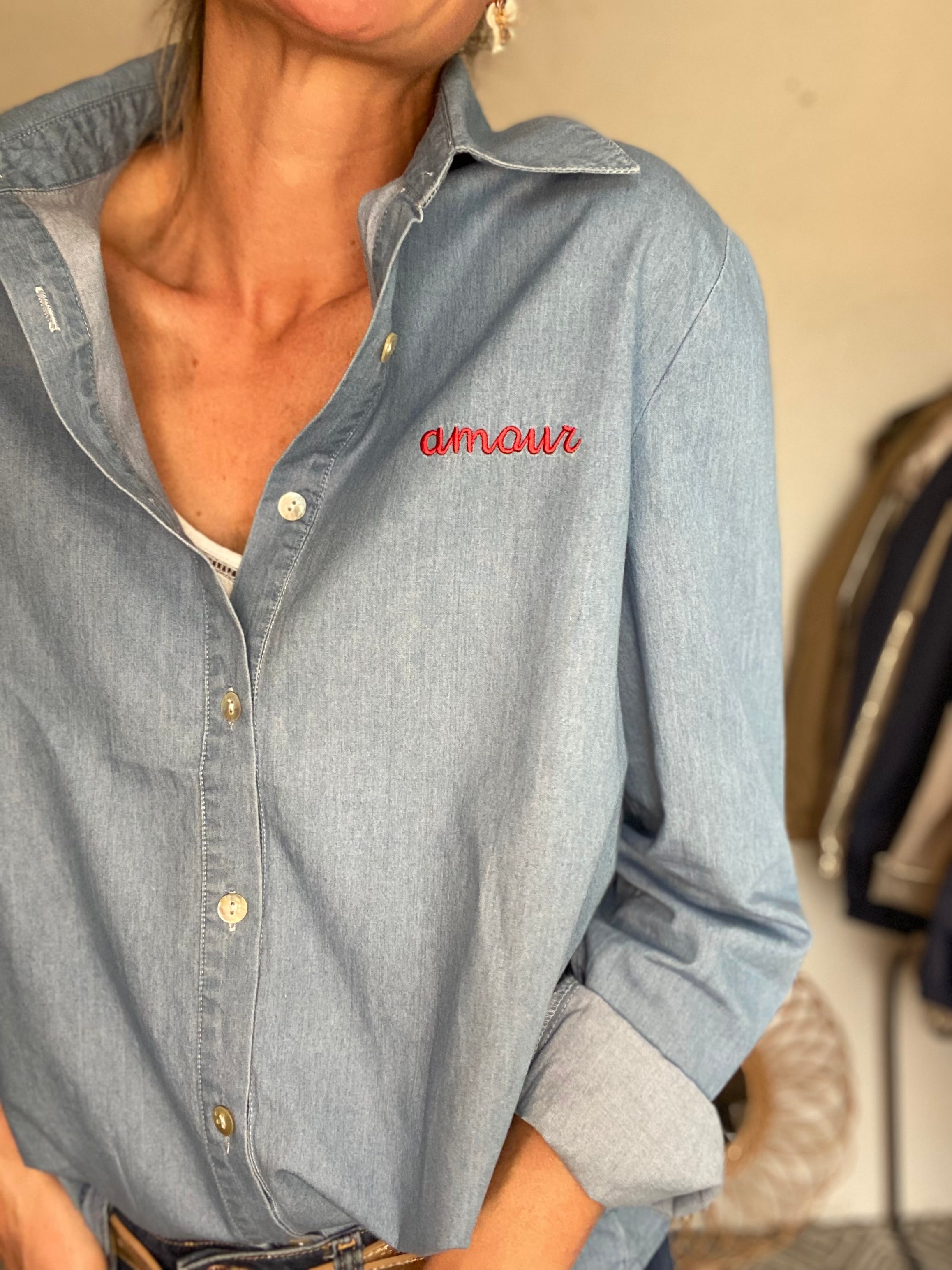 Chemise en coton brodé rouge amour IZÏA - Bleu jean