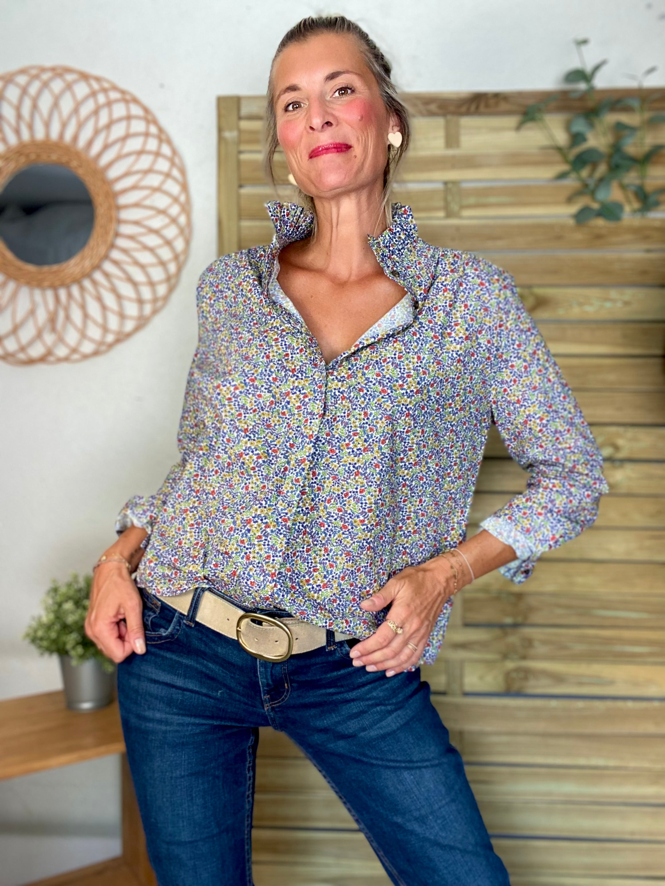 Chemise imprimée Liberty bleu, col victorien volanté CHARLOTTE