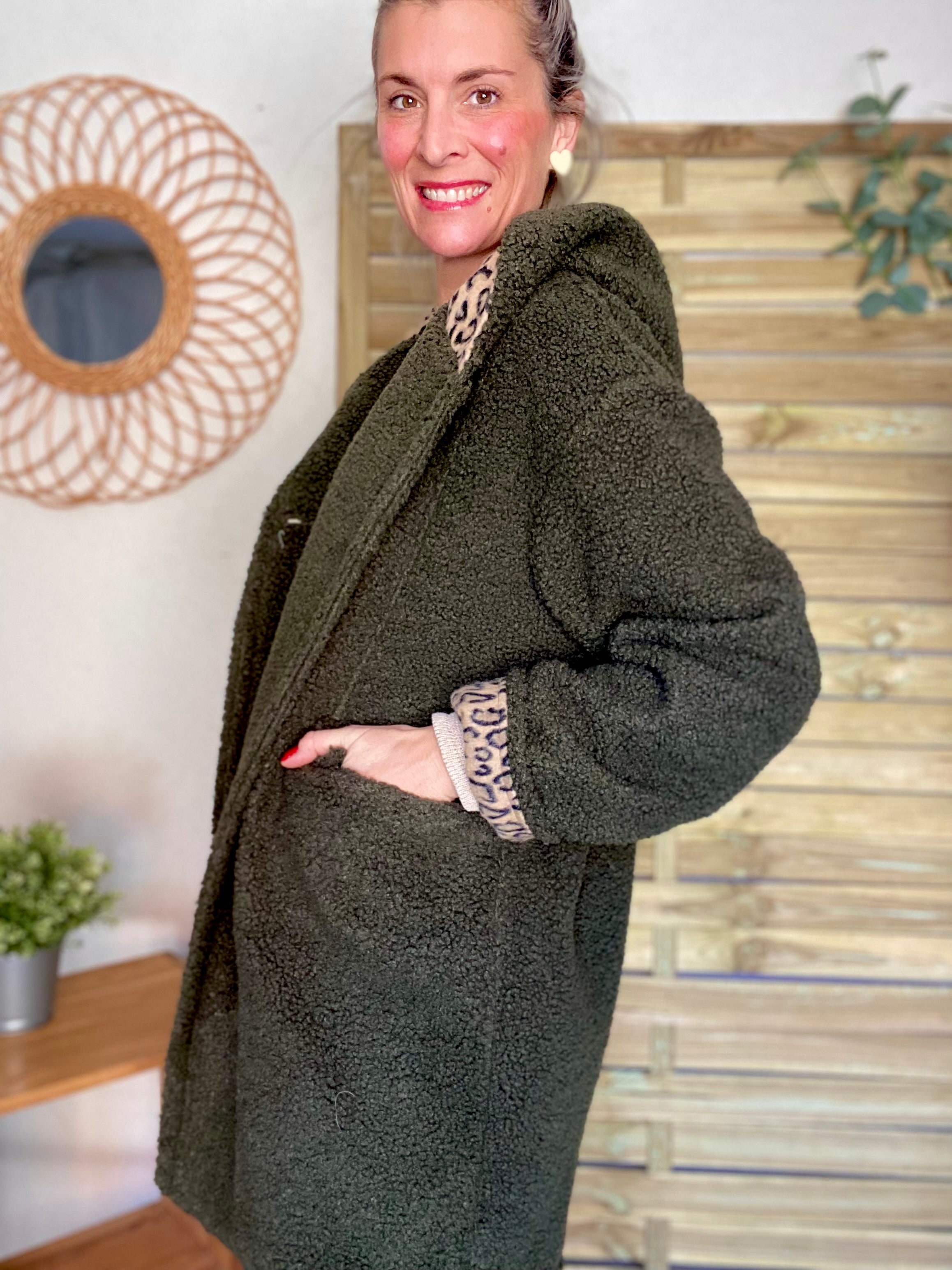 Manteau sherpa (bouclette) EUGÉNIE avec détails Léo - Kaki 
