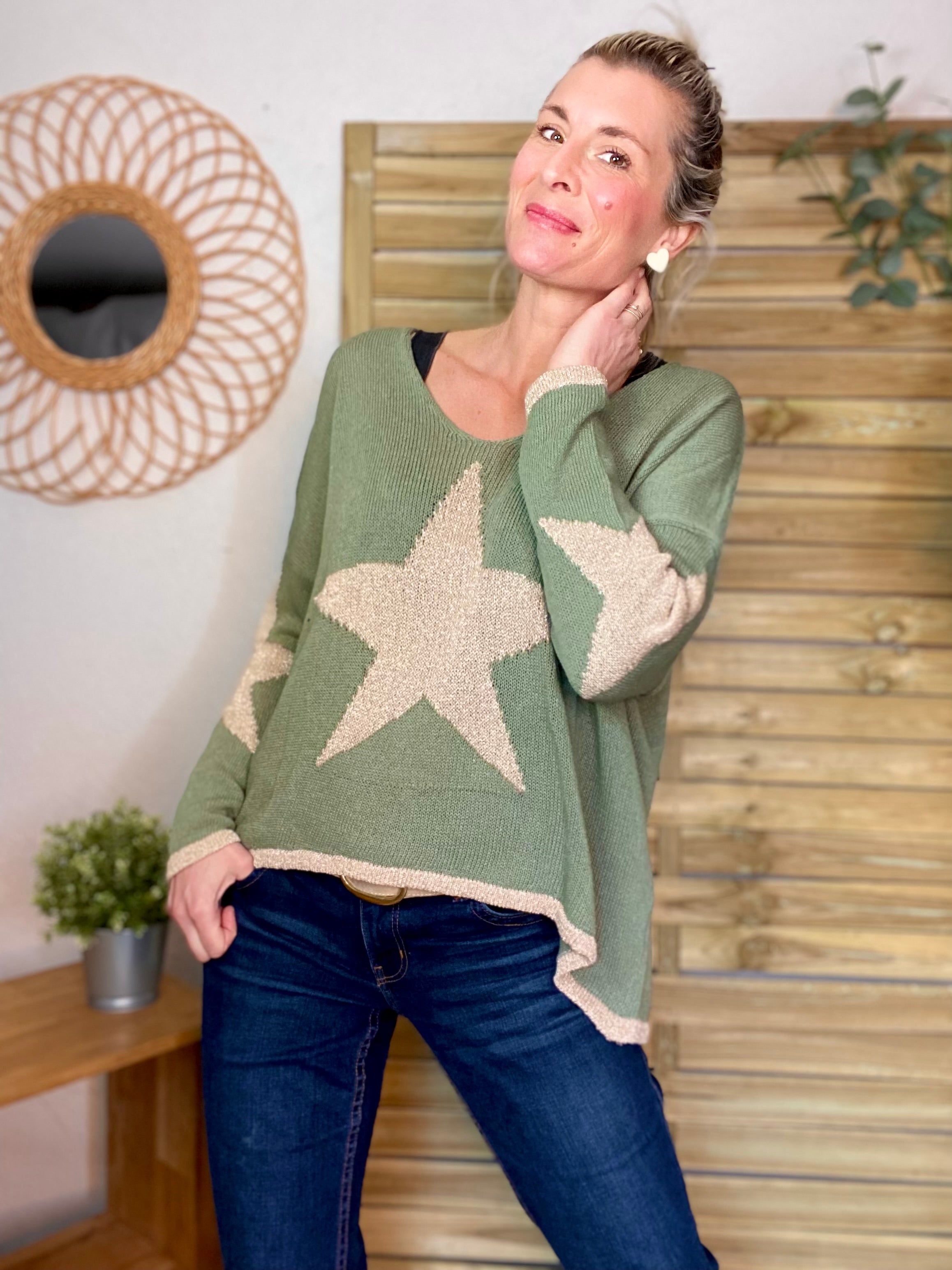 Pull Oversize col V étoiles dorées ALMA - Vert tilleul