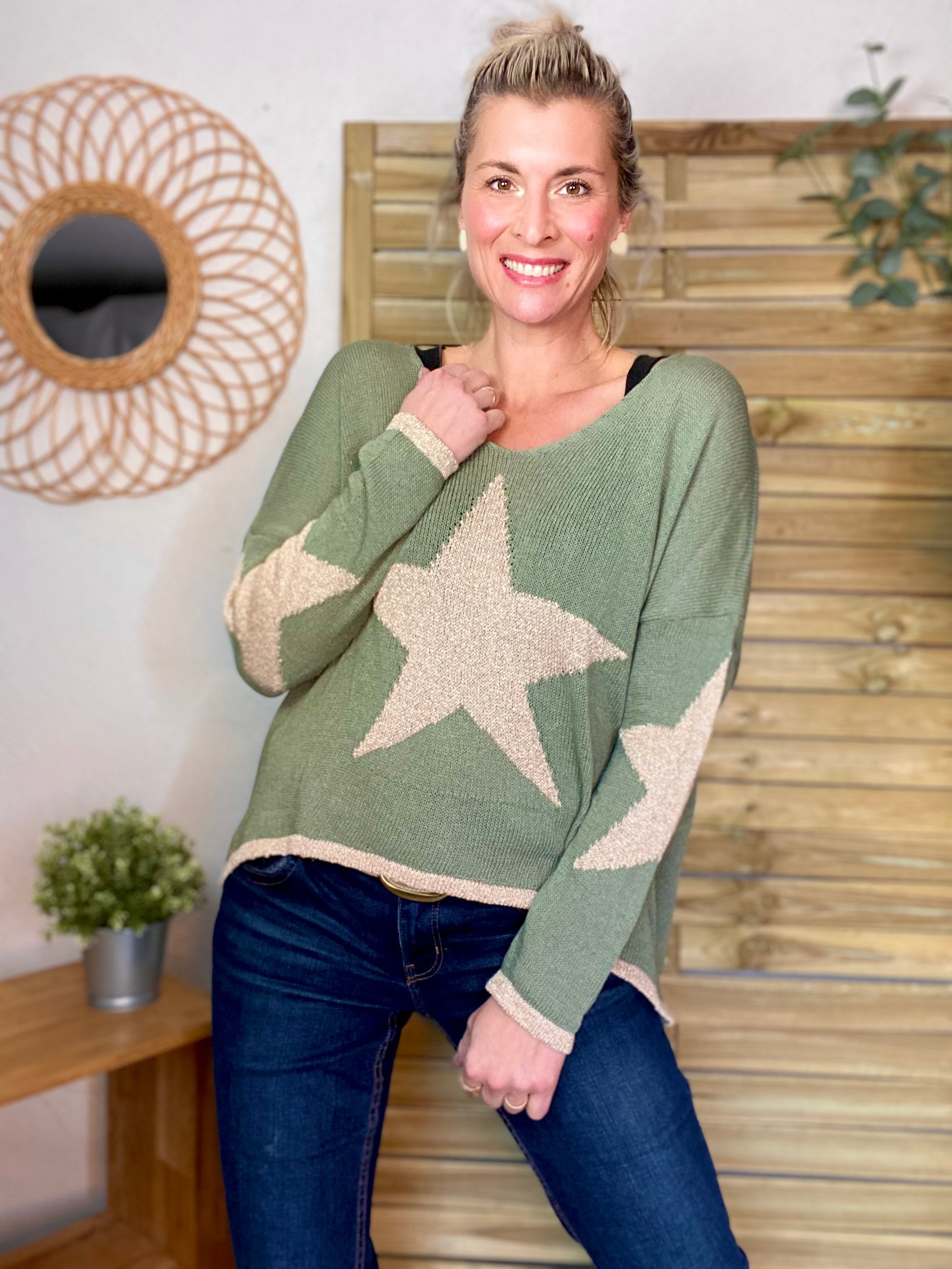 Pull Oversize col V étoiles dorées ALMA - Vert tilleul
