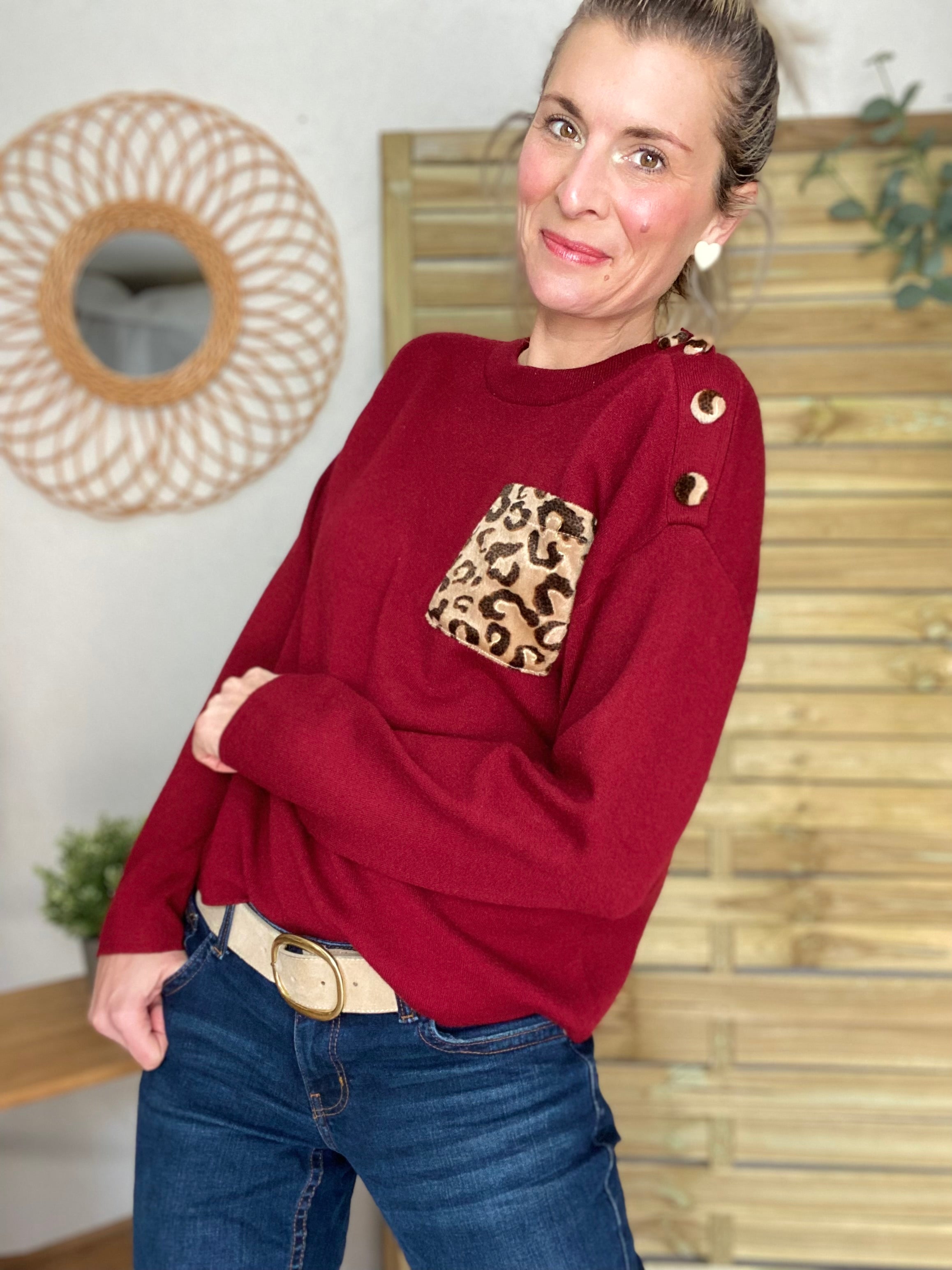Pull avec poche et boutons Léo ISAURE - Bordeaux