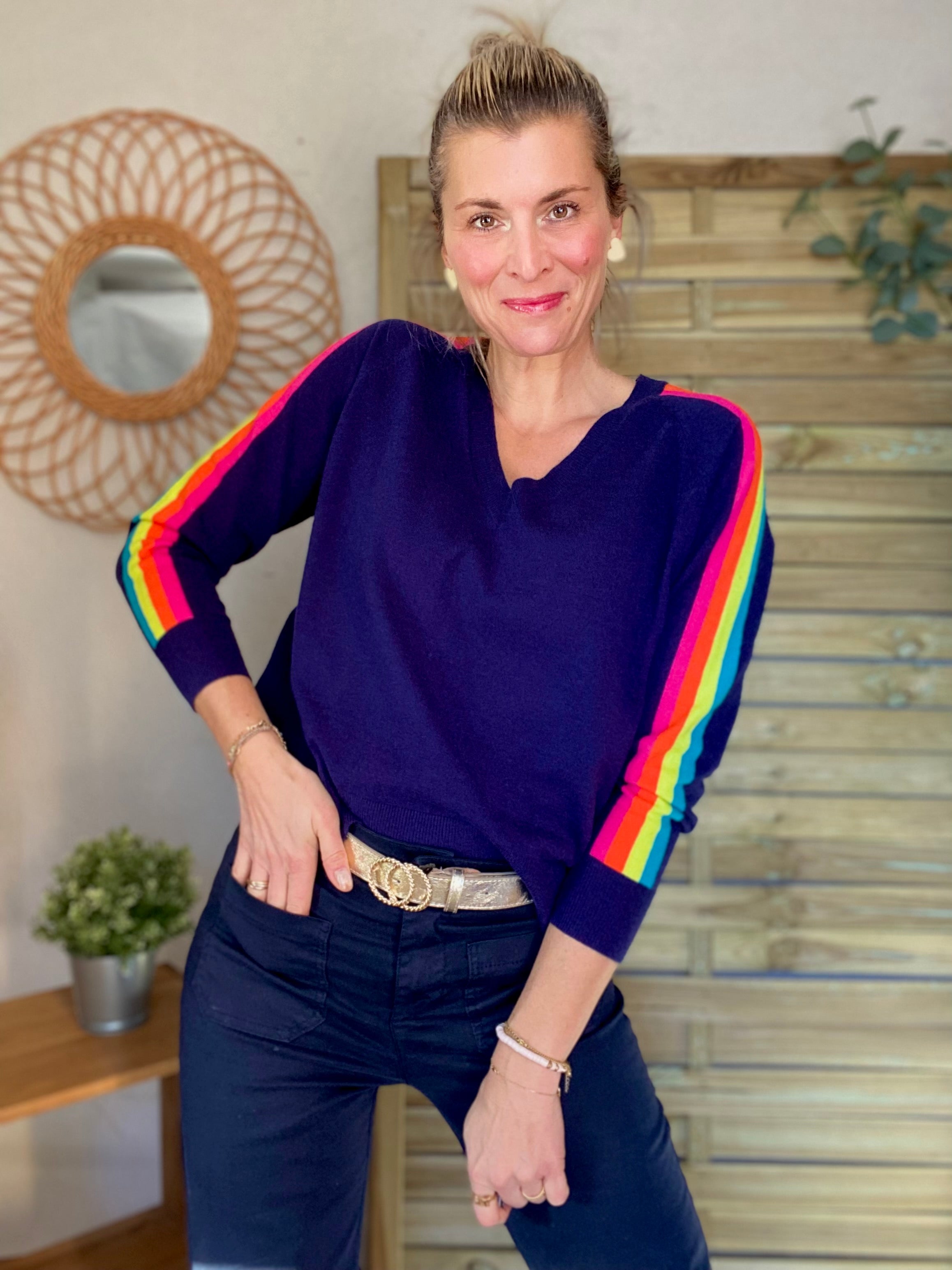 Pull fin avec bandes colorées, col V - RAINBOW Bleu marine