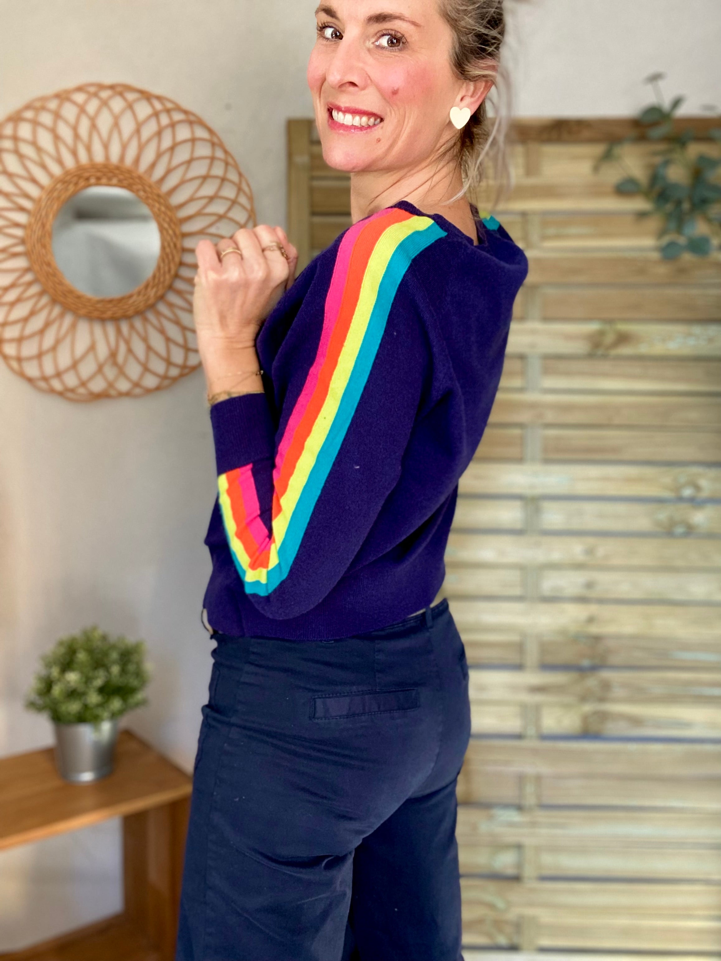 Pull fin avec bandes colorées, col V - RAINBOW Bleu marine