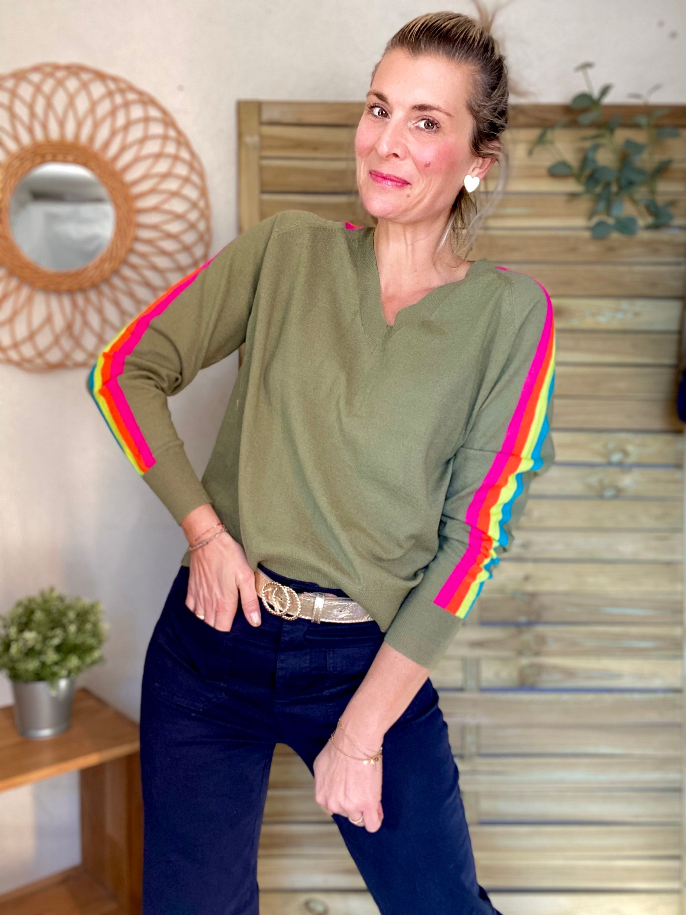 Pull fin avec bandes colorées, col V - RAINBOW Kaki