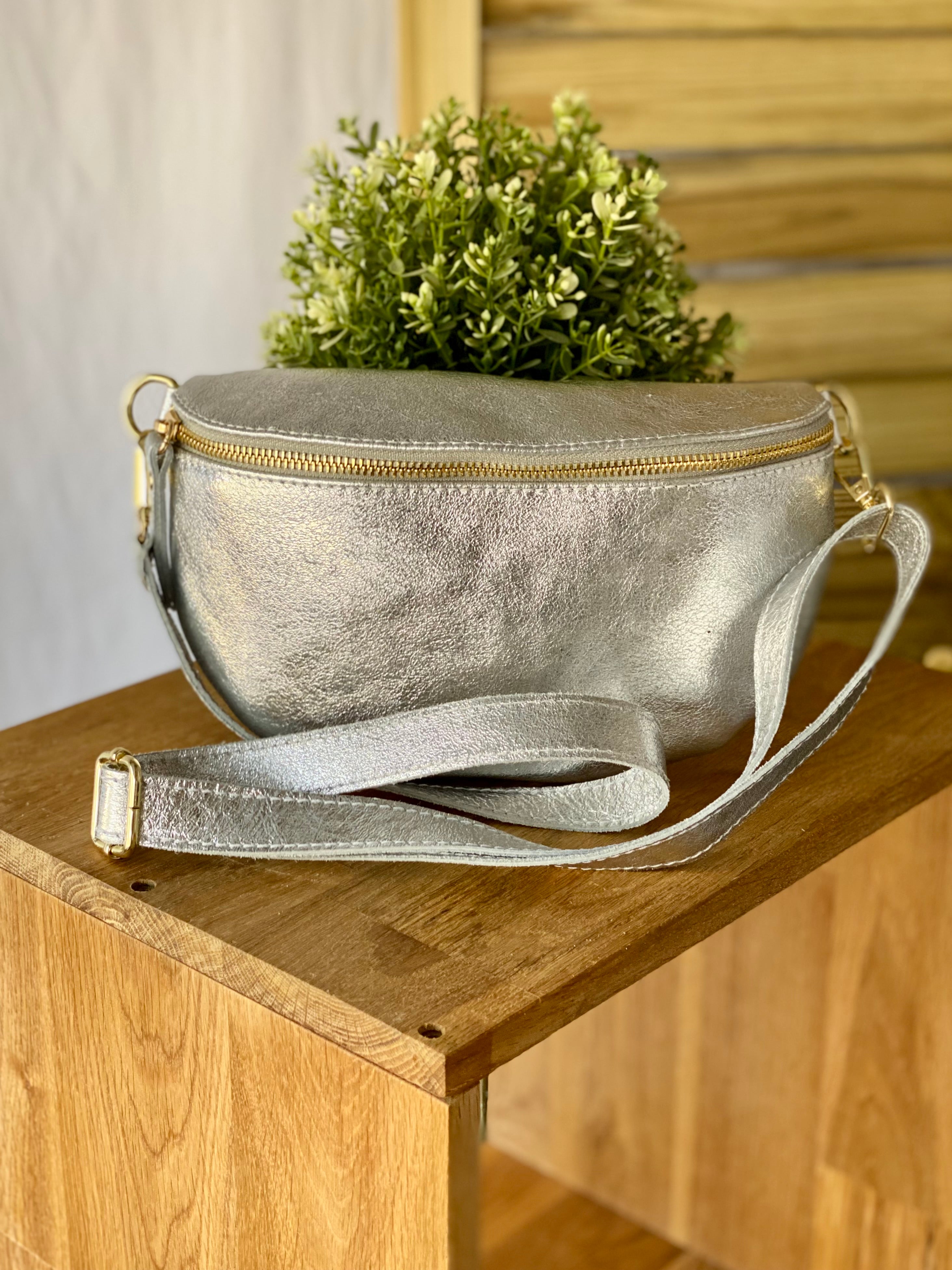 Sac banane M en cuir irisé 24cm ROMY Argent clair 