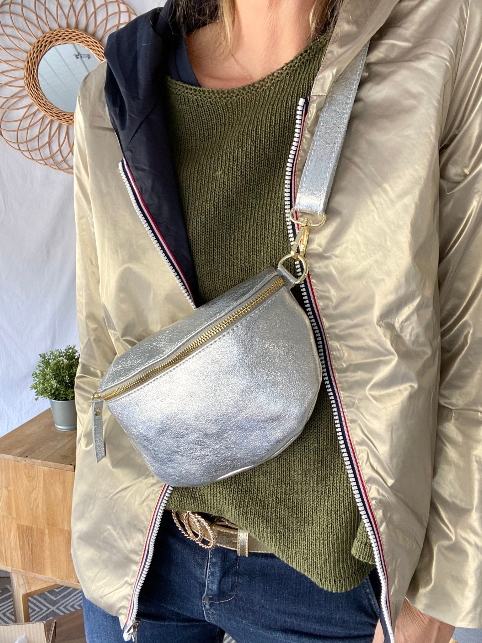 Sac banane M en cuir irisé 24cm ROMY Argent clair 