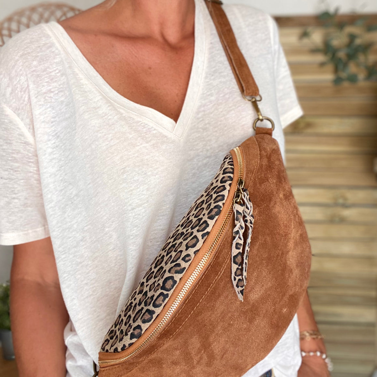 Sac Banane XL en Croute de Cuir Effet Daim AVA Léo Camel