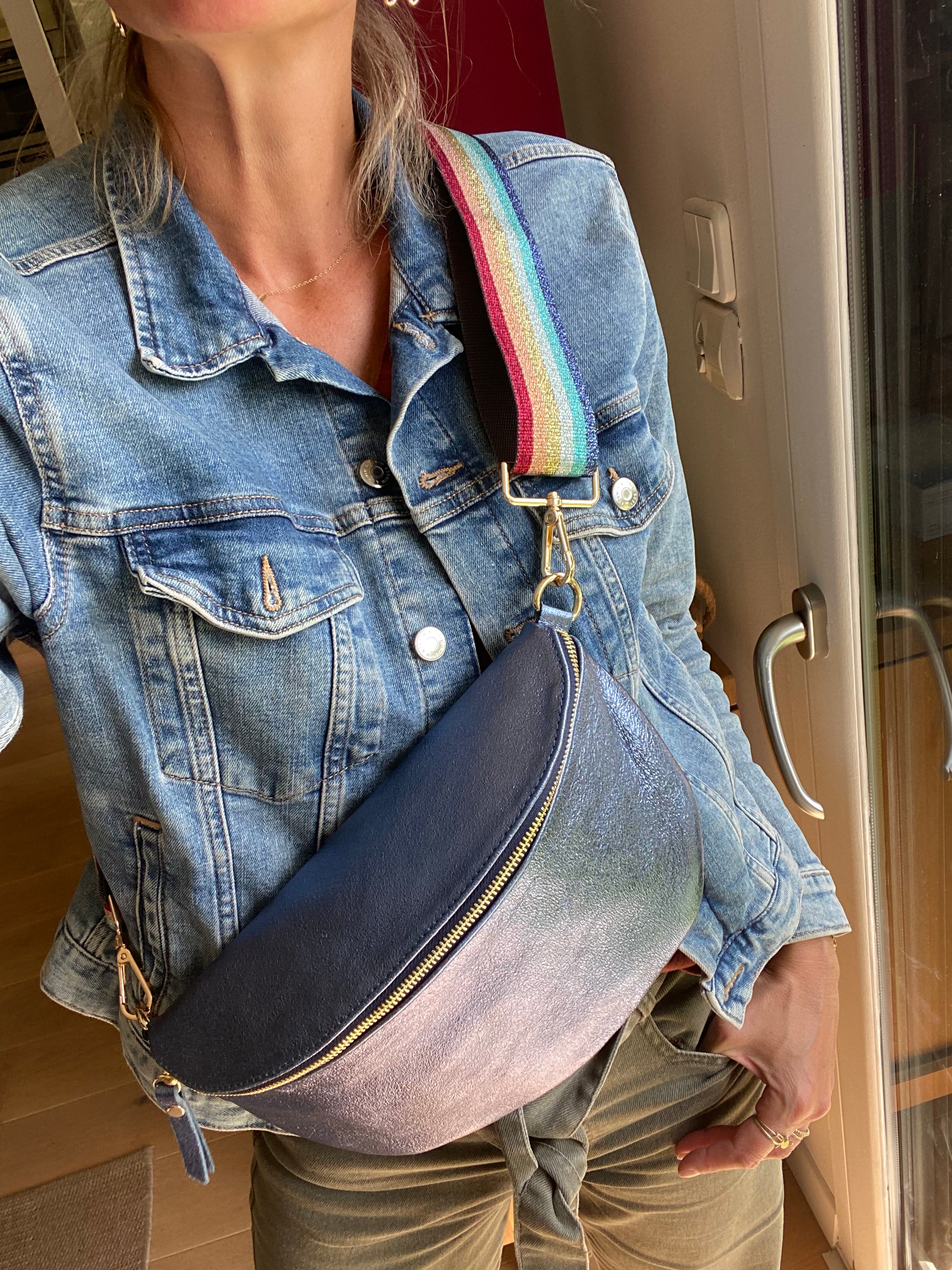 Sac banane XL en cuir irisé 30cm - JANIS - Bleu jean